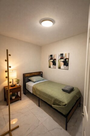 Basic Single Room - Riio Shores (Miami)