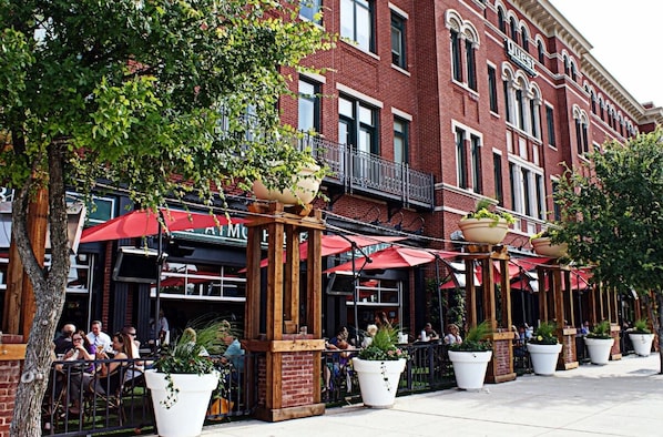 Outdoor dining - Frisco 2BD Gem Near Legacy West & The Star Area (Frisco)