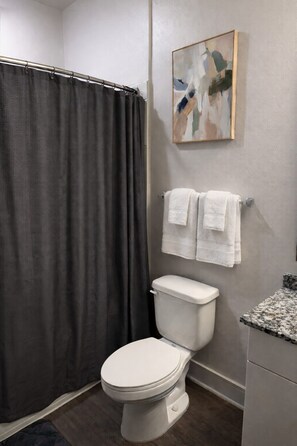 Dusche, Haartrockner, Handtücher, Seife
