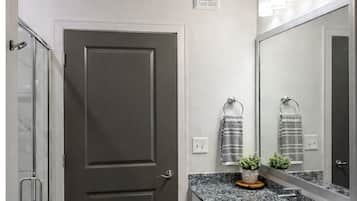 Douche, sĂšche-cheveux, serviettes fournies, savon
