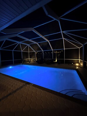 Una piscina cubierta, una piscina al aire libre