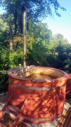 Outdoor spa tub