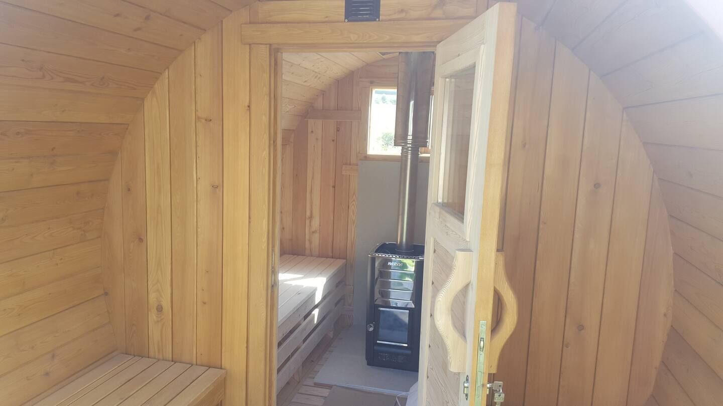 Una sauna con paredes de madera y un banco.