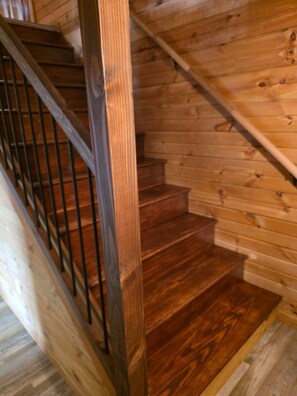 Interior - Nevrdun Retreat - 4-bedroom cabin in wonderful Viroqua with cozy charm. (Viroqua)