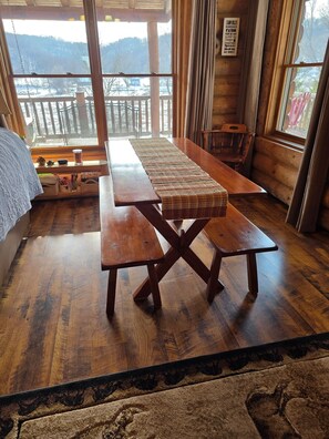 Dining - Nevrdun Retreat - 4-bedroom cabin in wonderful Viroqua with cozy charm. (Viroqua)