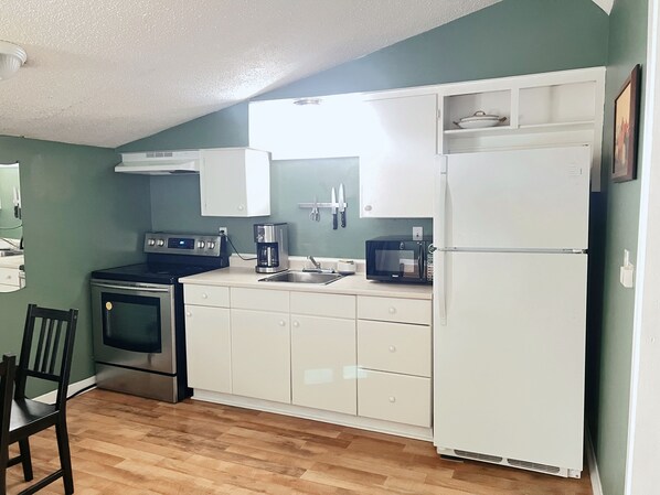 Suite Confort, 1 chambre, non-fumeur, cuisine | Cuisine privée | Réfrigérateur grande capacité avec congélateur, four à micro-ondes