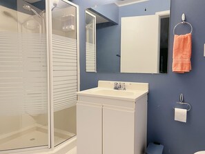 Suite Confort, 1 chambre, non-fumeur, cuisine | Salle de bain | Séchoir à cheveux, serviettes fournies, savon, shampooing