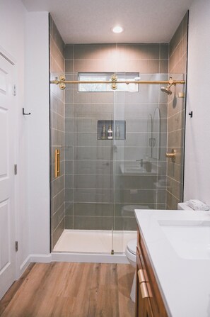 Bathroom - Modern Lockhart Retreat. BBQ, Near Austin & COTA. Sleeps 6 (Lockhart)