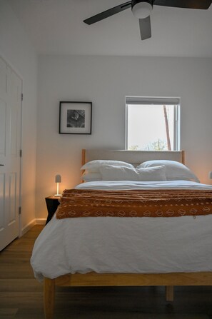 Room - Modern Lockhart Retreat. BBQ, Near Austin & COTA. Sleeps 6 (Lockhart)