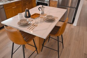 Dining - Modern Lockhart Retreat. BBQ, Near Austin & COTA. Sleeps 6 (Lockhart)