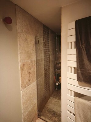 Shower, hair dryer, towels, soap - Magnificent house in Provence at the foot of the Château de Boulbon (Boulbon)