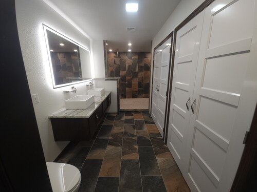 3-bedroom house in Elk City with refreshing pool 4 min from Elk City 5 Plex