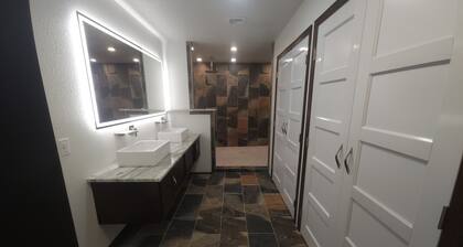 3-bedroom house in Elk City with refreshing pool 4 min from Elk City 5 Plex