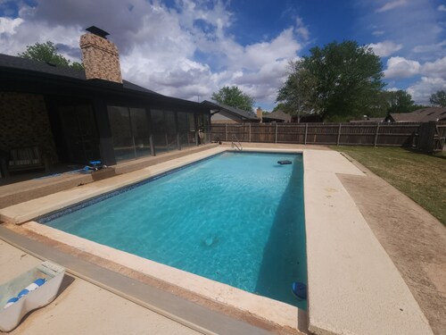 3-bedroom house in Elk City with refreshing pool 4 min from Elk City 5 Plex