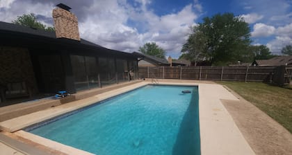 3-bedroom house in Elk City with refreshing pool 4 min from Elk City 5 Plex