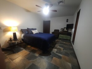 Room - 3-bedroom house in Elk City with refreshing pool 4 min from Elk City 5 Plex (Elk City)