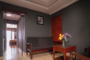 Suite superior, balcón, vista a la montaña | Interior