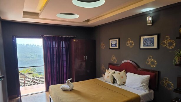Ein Hotelzimmer mit Bett, Blick durch eine Schiebetür und einem Balkon.