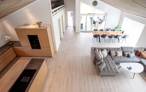Um interior moderno com cozinha, sala de jantar e sala de estar.