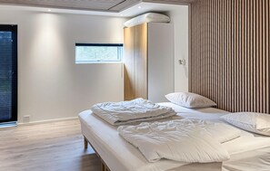 3 bedrooms, travel crib, free WiFi - Gorgeous home in Sæby with sauna (Sæby)