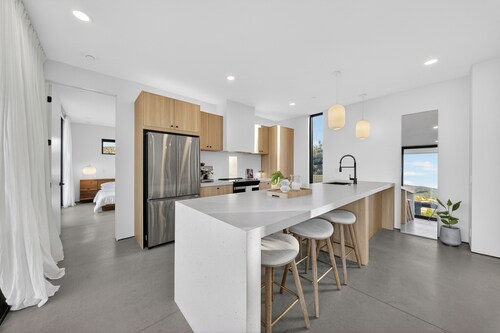 Luxury Desert Oasis - Prime Location + Indoor/Outdoor Living + Mountain Views
