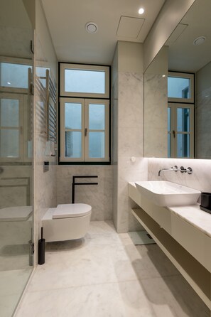 Shower, towels - FLH Heart of Rossio Flat I (Lisboa ciudad)