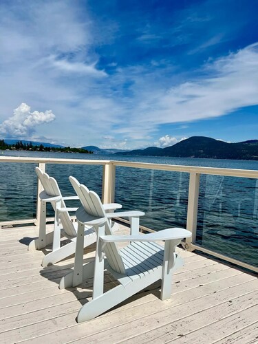 Beautiful Cottage with Pristine Lake View!