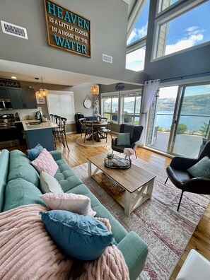 Smart TV, fireplace, books, stereo