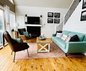 Smart TV, fireplace, books, stereo
