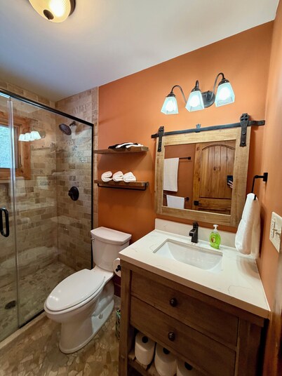 Charming 3-bedroom cabin in Woodruff perfect for relaxing getaways