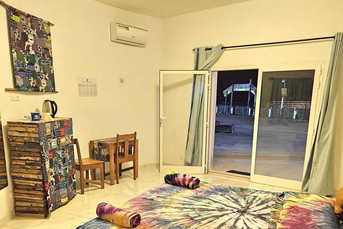  A4: Le Baiser du Lagon - Room A4 - Ground Floor - Beach Access - Wheelchair Accessible | Roupas de cama premium, edredons de pluma, camas Tempur-Pedic