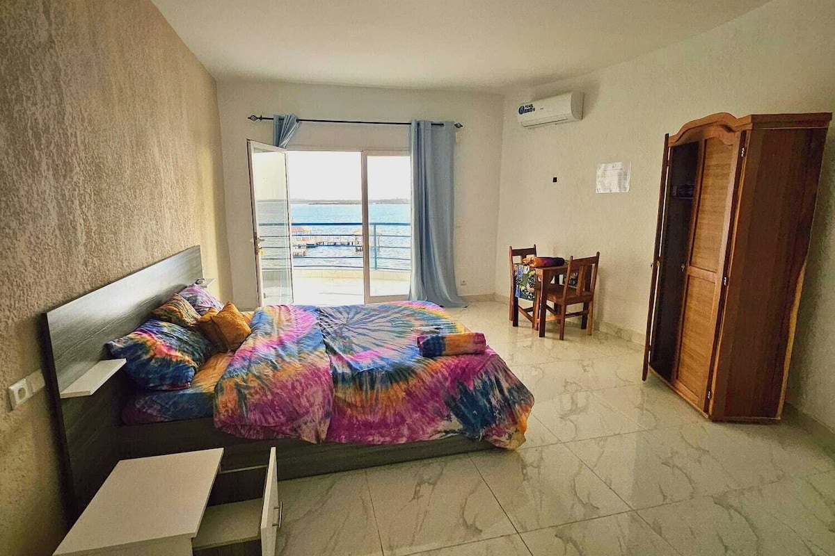  B4: Le Balcon du Monde  - Deuxième Étage - Balcon Privé Vue Lagune - Au-dessus de la Piscine | Sengetøy av topp kvalitet, dundyner, Tempur-Pedic-senger og skrivebord