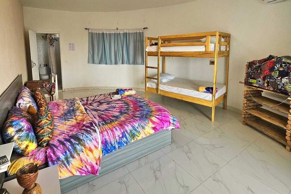  B1: La Tribu du Saloum - Premier Étage - Balcon Privé Vue Lagune - Au-dessus de la Piscine | Sengetøy av topp kvalitet, dundyner, Tempur-Pedic-senger og skrivebord