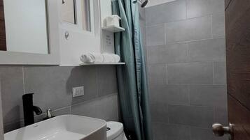 Dusche, Haartrockner, Handtücher, Seife