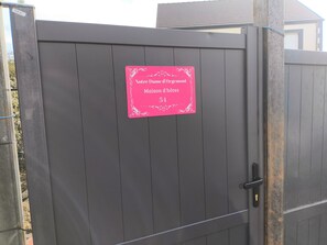 Exterior detail - Notre Dame d'Orgemont pink room 3 (Argenteuil)