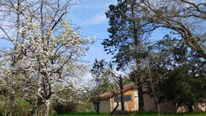 A rural setting with a small stone building, surrounded by green grass and trees. - Roquepoix - A green stopover in the Gers (Mirepoix)