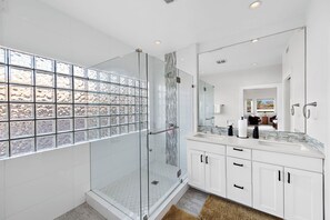 Shower, towels, soap, toilet paper - Spacious 5-bedroom house in gorgeous Dana Point with AC (Dana Point)