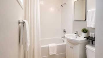 Quarto casal conforto | Banheiro | Banheira, toalhas de banho, sabonete, shampoo