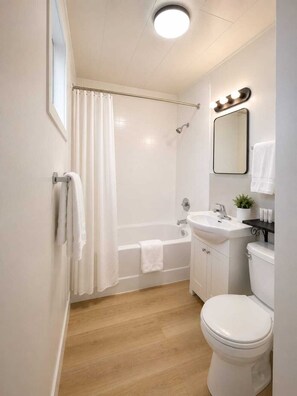 Comfort Double Room | Bathroom - Tumbleweed Motel  (Cache Creek)