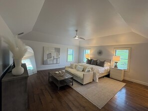 6 bedrooms, free WiFi, bed sheets - Completed Updated, Lakefront 6 Bedroom on Monkey Island (Afton)
