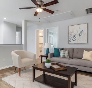 Living area - Luxury Rockwall Retreat Near Lake Ray Hubbard Sleeps 6+ Fast WiFi Book Now (Rockwall)