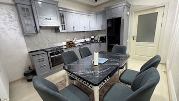Refrigerador, microondas, horno, placa de cocina