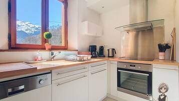 Fridge, microwave, oven, dishwasher