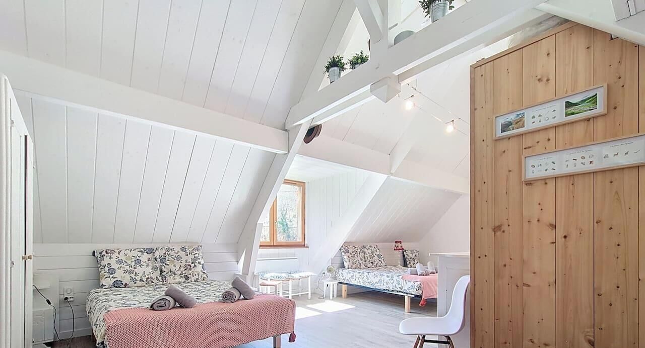 2 soverom, strykejern/-brett, reiseseng for barn og sengetøy