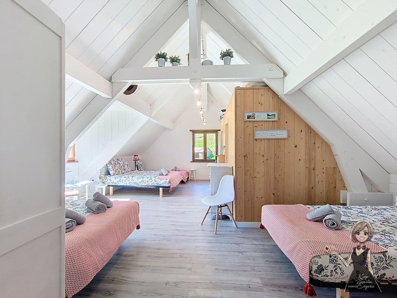 Un dormitorio tipo loft con dos camas, un escritorio y una silla.