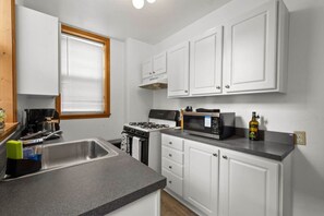 Fridge, microwave, oven, stovetop - Double Living, Patio BBQ, Massage & South Side Fun (Pittsburgh)