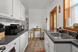 Fridge, microwave, oven, stovetop - Double Living, Patio BBQ, Massage & South Side Fun (Pittsburgh)