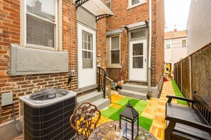 Terrace/patio - Double Living, Patio BBQ, Massage & South Side Fun (Pittsburgh)