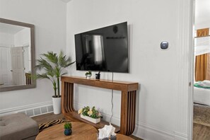 Interior - Double Living, Patio BBQ, Massage & South Side Fun (Pittsburgh)