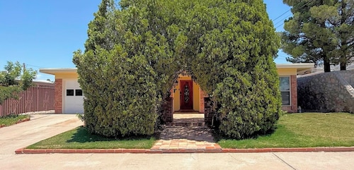 Cozy 3-Bedroom Westside Home Near UTEP - Sleeps 8 With Private Backyard